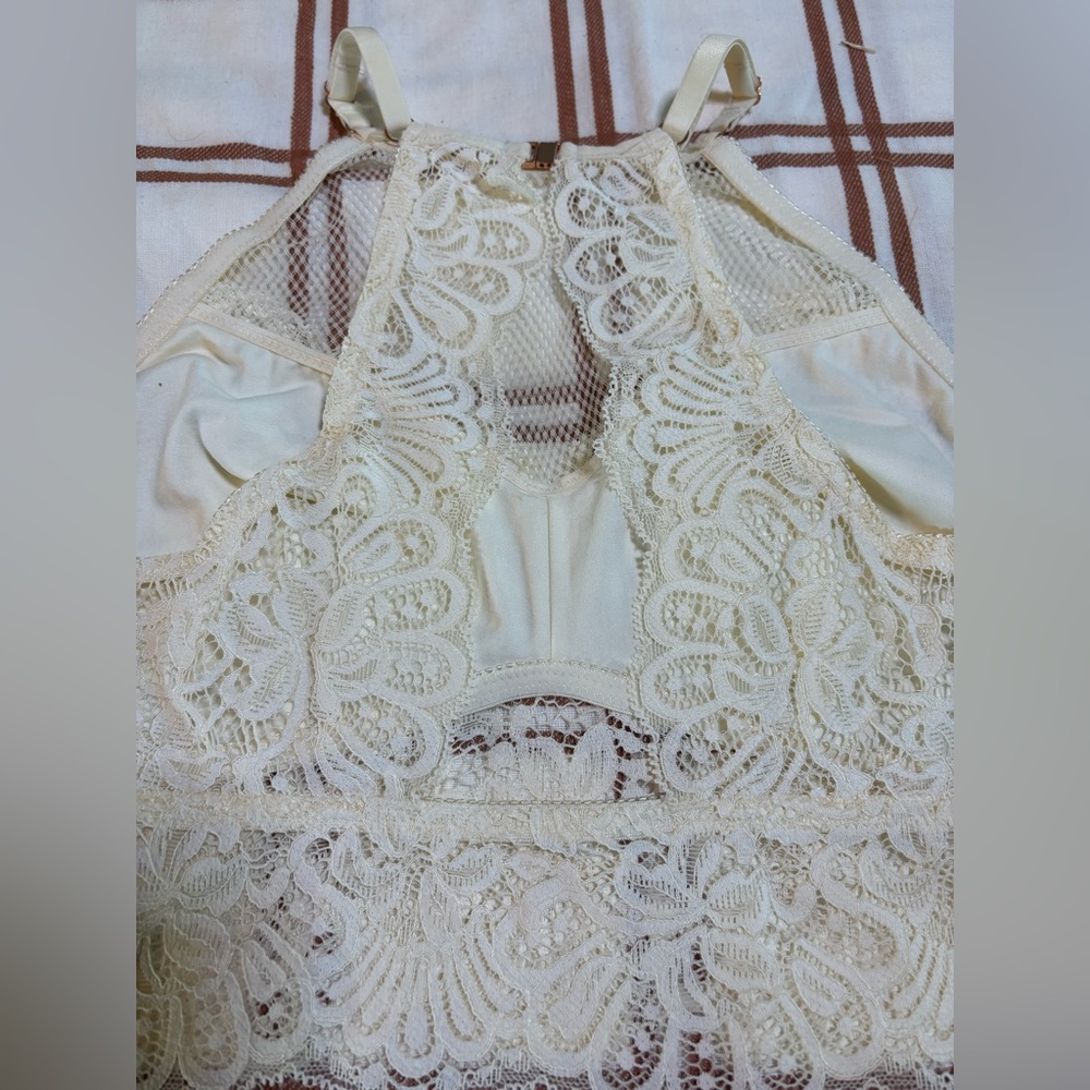 High-Neck White Lace Bralette - Picture 3 of 5